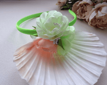 Charger l&#39;image dans la galerie, Serre-tête avec fleurs en satin vert et orange, Bandeau cheveux fille, Diadème floral