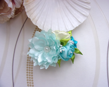 Charger l&#39;image dans la galerie, Barrette française avec fleurs en satin bleu et crème pour mariage champêtre, happyweddingdreams
