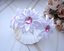 Charger l'image dans la galerie, Serre-tête pour première communion ou mariage, Bandeau cheveux fleurs en satin blanc