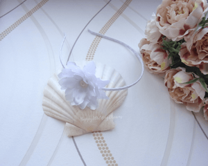 Diadème petite fleur en satin blanc, Serre-tête mariage ou première communion