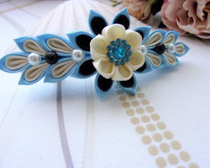 Barrette française avec fleurs kanzashi en bleu et crème, Pince cheveux longs