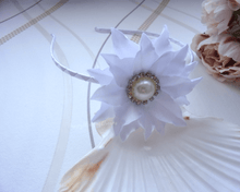 Charger l&#39;image dans la galerie, Diadème fleur en satin blanc, Serre-tête première communion, Bandeau cheveux mariage