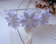 Charger l&#39;image dans la galerie, Serre-tête fleurs kanzashi en satin blanc, Bandeau mariage, Diadème première communion