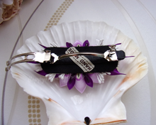 Charger l&#39;image dans la galerie, Barrette française avec fleur kanzashi en satin violet et ivoire, happyweddingdreams