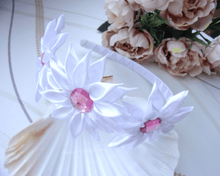 Charger l&#39;image dans la galerie, Serre-tête pour première communion ou mariage, Bandeau cheveux fleurs en satin blanc
