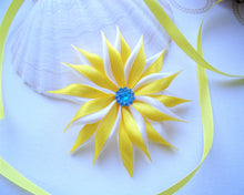 Charger l&#39;image dans la galerie, Pince à cheveux fleur en satin jaune et blanc, Barrette à cheveux mariage