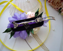 Charger l&#39;image dans la galerie, Barrette française avec fleurs en satin violet, crème et pêche, Pince cheveux mariage champêtre