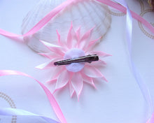 Charger l&#39;image dans la galerie, Pince à cheveux fleur en satin rose pâle et blanc, Barrette à cheveux mariage