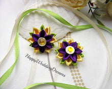 Charger l'image dans la galerie, Lot de 2 barrettes pour enfant ou élastiques à cheveux avec fleurs kanzashi en satin jaune et mauve foncé