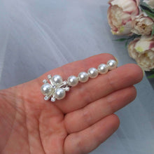 Charger l&#39;image dans la galerie, Broche remonte-traîne semi-florale en perles et strass