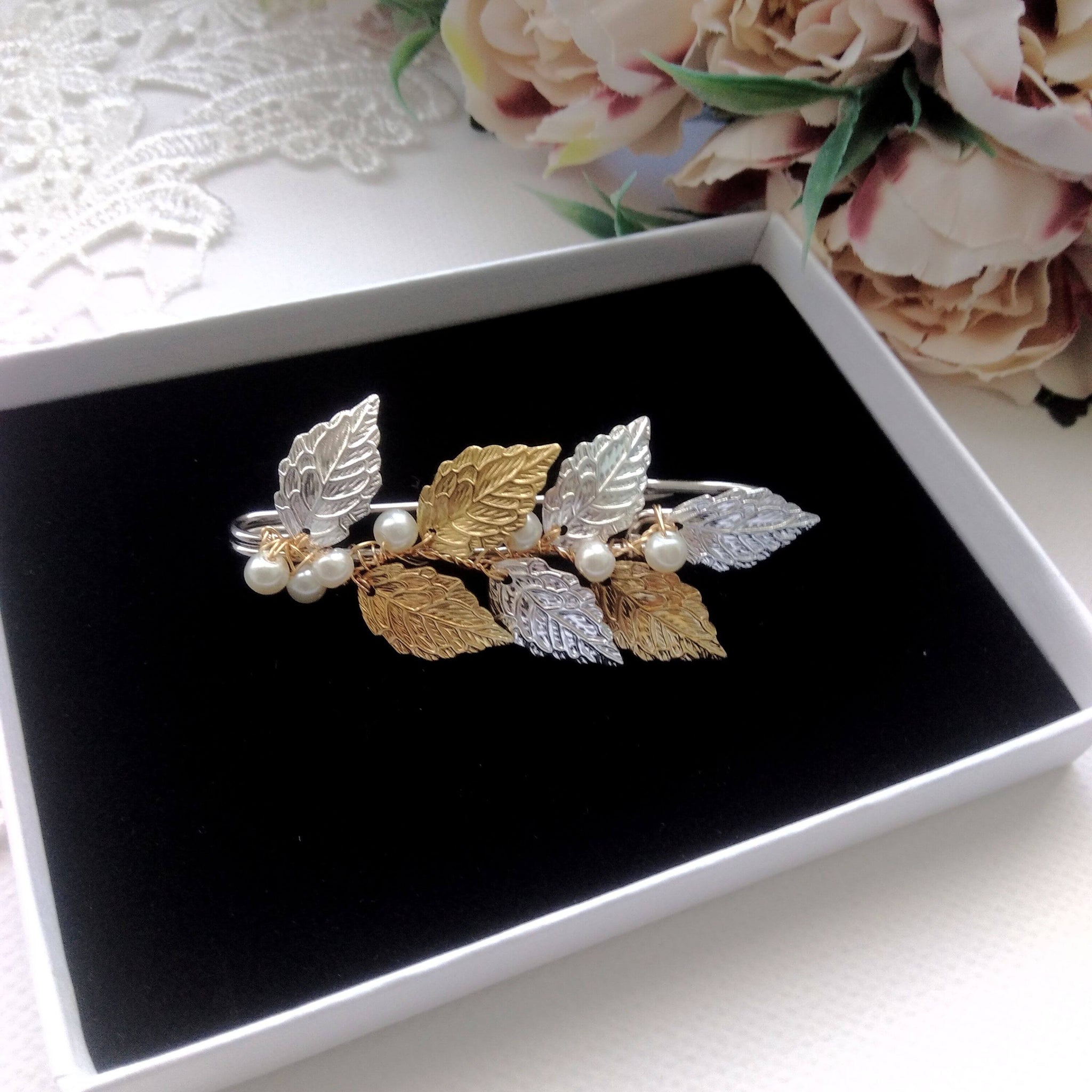 Broche attache traîne pour la robe de mariée Broche attache traîne pour la robe de mariée