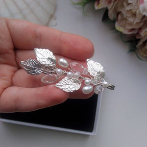 Broche attache-traîne en feuilles argentées, perles et cristal pour robe de mariée, Remonte-traîne robe de mariage