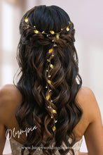 Charger l&#39;image dans la galerie, liane de cheveux avec perles nacrées et feuilles dorées en porcelaine froide pour coiffure de mariage bohème