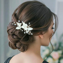 Charger l&#39;image dans la galerie, bijou de cheveux floral avec feuilles et fleurs blanches en porcelaine froide, perles naturelles d&#39;eau douce et cristaux de strass pour chignon de mariage ou coiffure de soirée