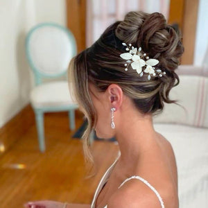 bijou de cheveux floral avec feuilles et fleurs blanches en porcelaine froide, perles naturelles d'eau douce et cristaux de strass pour chignon de mariage ou coiffure de soirée