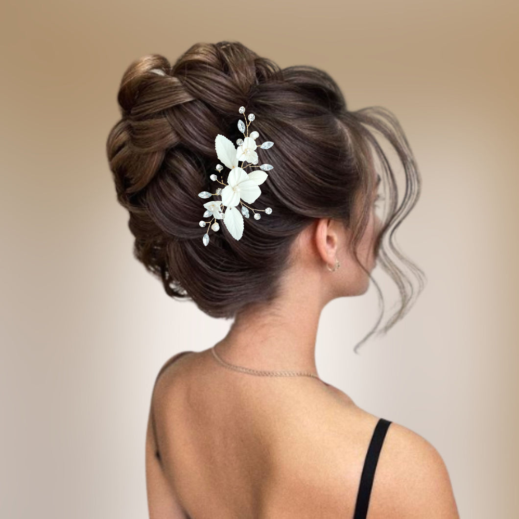 bijou de cheveux floral avec feuilles et fleurs blanches en porcelaine froide, perles naturelles d'eau douce et cristaux de strass pour chignon de mariage ou coiffure de soirée