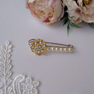 Epingle broche remonte-traîne pour robe de mariée en perles et cabochon strass doré