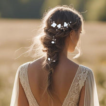 Charger l&#39;image dans la galerie, Lot de 5 épingles à cheveux florales avec fleurs et feuilles blanches en porcelaine froide, cristaux transparents et perles naturelles d&#39;eau douce pour coiffure de mariage champêtre chic