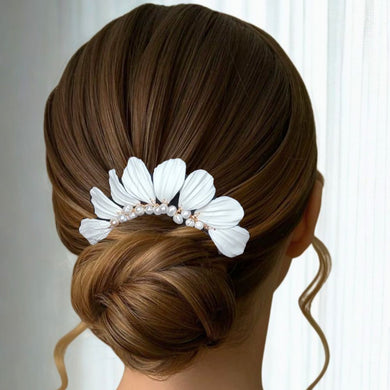 Bijou de cheveux en feuilles blanches en porcelaine froide façonnées à la main et perles naturelles d'eau douce pour chignon de mariage ou soirée
