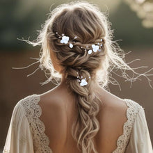 Charger l&#39;image dans la galerie, Lot de 5 épingles à cheveux florales avec fleurs et feuilles blanches en porcelaine froide, cristaux transparents et perles naturelles d&#39;eau douce pour coiffure de mariage champêtre chic