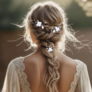 Lot de 5 épingles à cheveux florales avec fleurs et feuilles blanches en porcelaine froide, cristaux transparents et perles naturelles d'eau douce pour coiffure de mariage champêtre chic