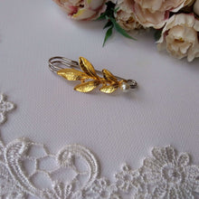 Charger l&#39;image dans la galerie, Broche attache-traîne avec grande feuille dorée et perle, remonte-traîne pour robe de mariée