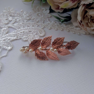 Broche attache-traîne avec feuilles or rose et perles pour robe de mariée, Remonte traîne florale mariage