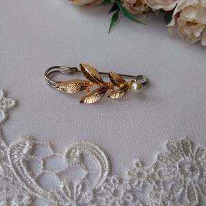 Broche attache-traîne avec grande feuille doré clair et perle, remonte-traîne pour robe de mariée
