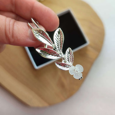 Broche attache-traîne feuilles arhgentée et fleur pour robe de mariée