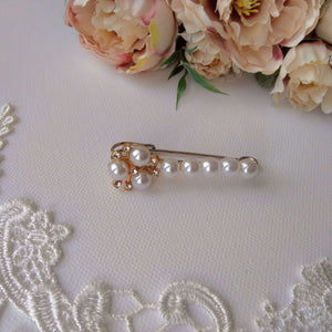 Broche remonte-traîne semi-florale en perles et strass