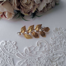 Charger l&#39;image dans la galerie, Broche attache-traîne avec feuilles dorées et perles pour robe de mariée, Remonte traîne florale mariage