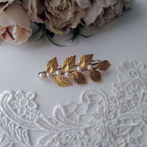 Broche attache-traîne avec feuilles dorées et perles pour robe de mariée, Remonte traîne florale mariage