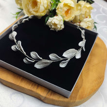 Charger l&#39;image dans la galerie, Accessoire de cheveux de mariage en porcelaine froide argentée, modèle Gloria sur boîte noire