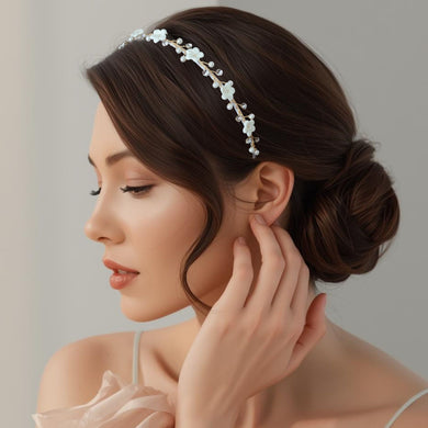 Portrait profil d’une mariée portant le serre-tête Carine : fleurs en porcelaine, perles et strass