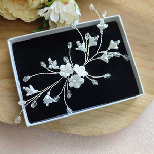 Ornement de cheveux de design original avec fleurs blanches en argile polymère et cristal transparent sur fil argenté pour coiffure de mariage romantique champêtre