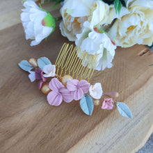 Charger l'image dans la galerie, Peigne cheveux mariage avec fleurs en porcelaine rose et feuilles vert sauge, ambiance florale douce
