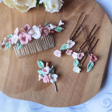Charger l'image dans la galerie, Ensemble Rosalia avec peigne, épingles et boutonnière en fleurs roses et blanches, accessoires mariage faits main