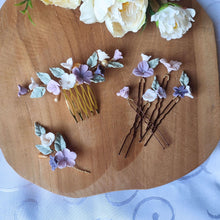 Charger l'image dans la galerie, Ensemble Violeta avec peigne, épingles et boutonnière en fleurs violettes, accessoires mariage faits main