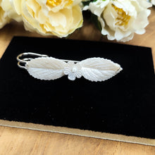 Charger l&#39;image dans la galerie, Broche attache-raîne pour robe de mariée avec deux feuilles en porcelaine froide teintes en ivoire perlé et une petite fleur acrylique au milieu