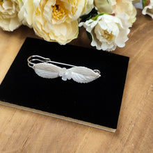 Charger l&#39;image dans la galerie, Broche attache-raîne pour robe de mariée avec deux feuilles en porcelaine froide teintes en ivoire perlé et une petite fleur acrylique au milieu