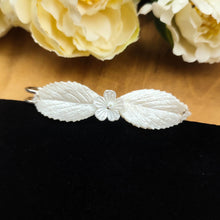 Charger l&#39;image dans la galerie, Broche attache-raîne pour robe de mariée avec deux feuilles en porcelaine froide teintes en ivoire perlé et une petite fleur acrylique au milieu