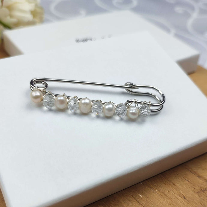 Broche attache-traîne en perles naturelles et cristaux transparents pour robe de mariée