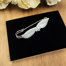 Charger l&#39;image dans la galerie, Broche attache-raîne pour robe de mariée avec deux feuilles en porcelaine froide teintes en ivoire perlé et une petite fleur acrylique au milieu