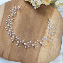 Charger l'image dans la galerie, Bandeau de mariage en perles blanches et finition or rose présenté à plat sur fond en bois