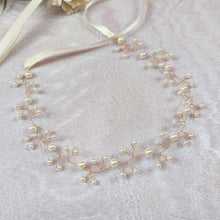 Charger l'image dans la galerie, Détail du bandeau de perles ivoire et fil doré, bijou de cheveux de mariée fait main