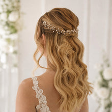 Charger l'image dans la galerie, Bandeau de perles mariage porté à l’arrière d’une demi-attache blonde ondulée