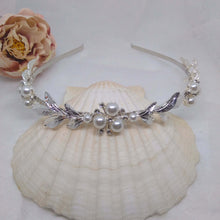Charger l&#39;image dans la galerie, serre-tête rustique en feuilles argentées et perles pour mariage vintage