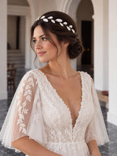 Charger l'image dans la galerie, Mariée portant un headband de feuilles blanches sur le dessus de la tête avec coiffure relevée et robe de mariée en dentelle.