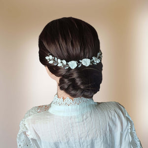 Bijou de cheveux pour l'arrière-tête avec strass transparent et fleurs et feuilles blanches en argile polymère