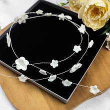 Charger l&#39;image dans la galerie, Longue vigne de cheveux minimaliste avec fleurs blanches en porcelaine froide pour coiffure de mariage champêtre chic